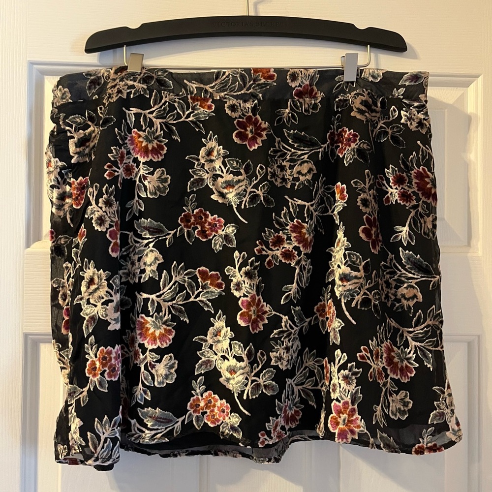 BNWT American Eagle mini floral velvet detail skirt